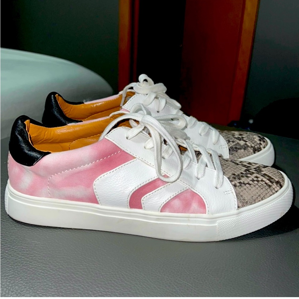 Dolce Vita Sneakers 8.5 super cute LIKE NEW leather, ATHleisure, sporty 💕